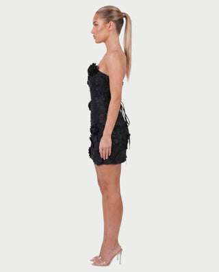 Vestido mini de malla con aberturas y detalle de cadena de JUVIA