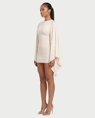 Vestido mini de malla con aberturas y detalle de cadena de JUVIA