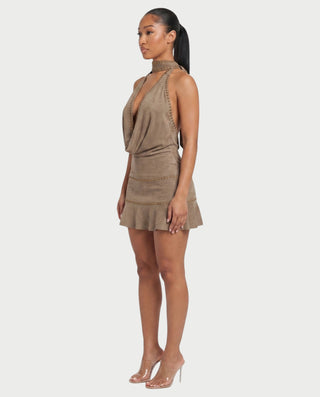 Vestido mini de malla con aberturas y detalle de cadena de JUVIA