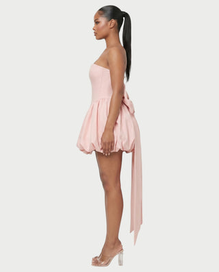 Vestido mini de malla con aberturas y detalle de cadena de JUVIA