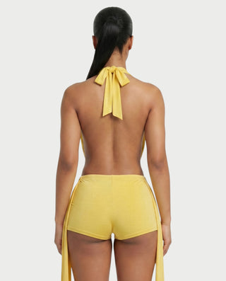 Conjunto de top halter y pantalones cortos con drapeado lateral de AVERILL 