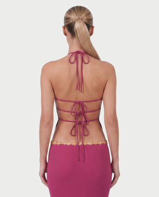 Vestido mini de malla con aberturas y detalle de cadena de JUVIA