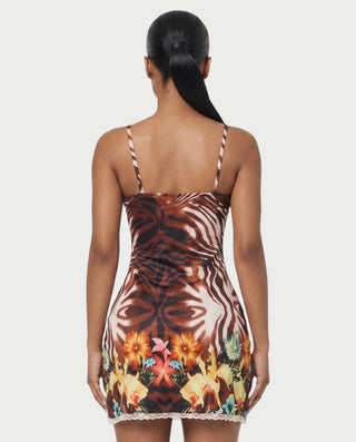 Vestido mini de malla con aberturas y detalle de cadena de JUVIA