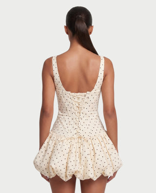 Vestido mini de malla con aberturas y detalle de cadena de JUVIA