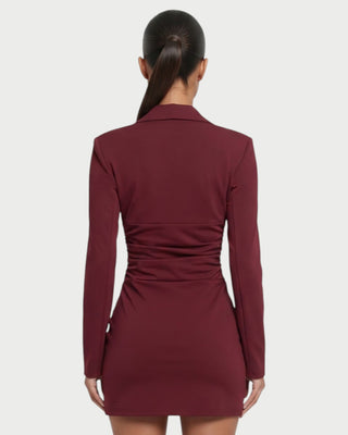 Vestido mini de malla con aberturas y detalle de cadena de JUVIA