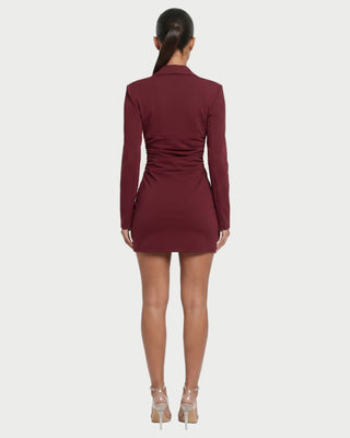 Vestido mini de malla con aberturas y detalle de cadena de JUVIA