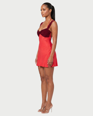 Vestido mini de malla con aberturas y detalle de cadena de JUVIA