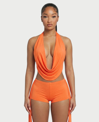 Conjunto de top halter y pantalones cortos con drapeado lateral de AVERILL 