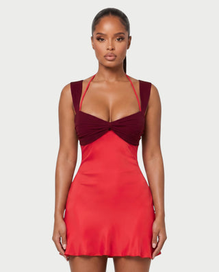 Vestido mini de malla con aberturas y detalle de cadena de JUVIA