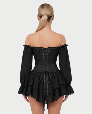 Vestido mini de malla con aberturas y detalle de cadena de JUVIA