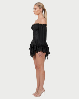 Vestido mini de malla con aberturas y detalle de cadena de JUVIA