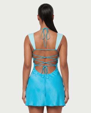 Vestido mini de malla con aberturas y detalle de cadena de JUVIA