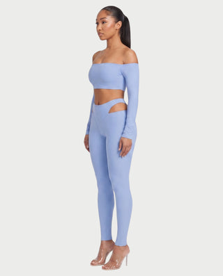 Conjunto de top de manga larga con hombros descubiertos y pantalones con aberturas de ELOWEN