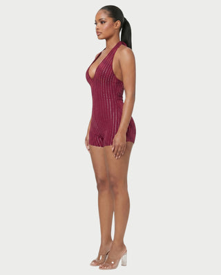 Vestido mini de malla con aberturas y detalle de cadena de JUVIA