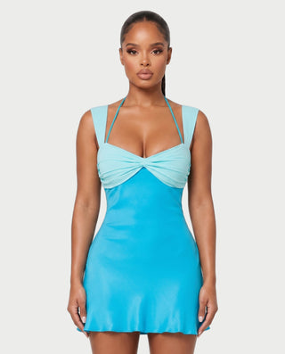 Vestido mini de malla con aberturas y detalle de cadena de JUVIA