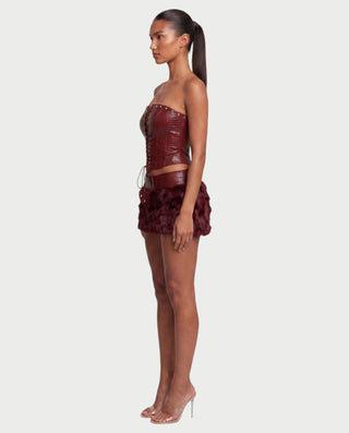 Vestido mini de malla con aberturas y detalle de cadena de JUVIA