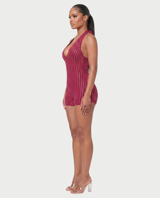 Vestido mini de malla con aberturas y detalle de cadena de JUVIA