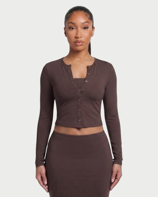 Vestido mini de malla con aberturas y detalle de cadena de JUVIA