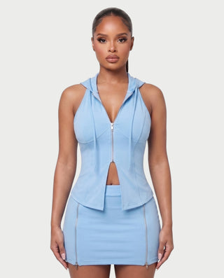 Vestido mini de malla con aberturas y detalle de cadena de JUVIA