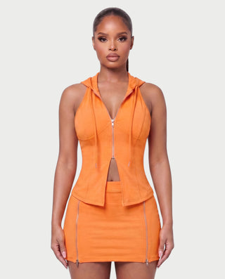 Vestido mini de malla con aberturas y detalle de cadena de JUVIA