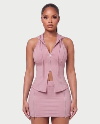 Vestido mini de malla con aberturas y detalle de cadena de JUVIA