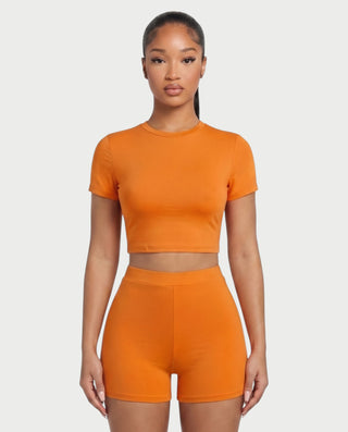 Vestido mini de malla con aberturas y detalle de cadena de JUVIA
