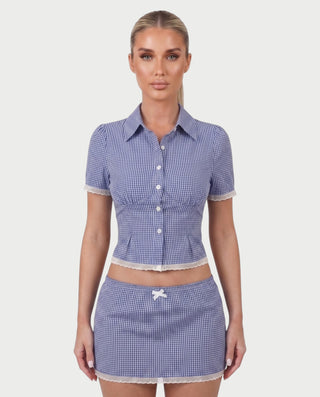 Vestido mini de malla con aberturas y detalle de cadena de JUVIA