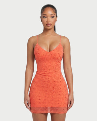 Vestido mini de malla con aberturas y detalle de cadena de JUVIA