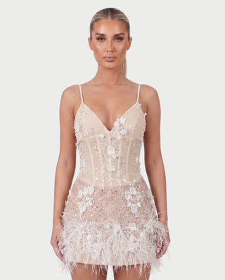 Vestido mini de malla con aberturas y detalle de cadena de JUVIA