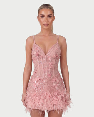 Vestido mini de malla con aberturas y detalle de cadena de JUVIA