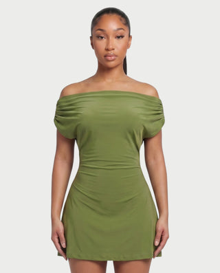 Vestido mini de malla con aberturas y detalle de cadena de JUVIA