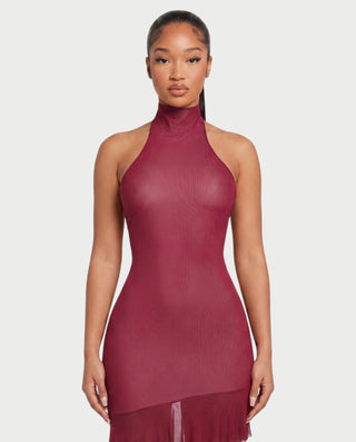 Vestido mini de malla con aberturas y detalle de cadena de JUVIA