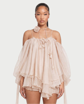 Vestido mini de malla con aberturas y detalle de cadena de JUVIA