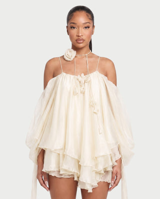Vestido mini de malla con aberturas y detalle de cadena de JUVIA