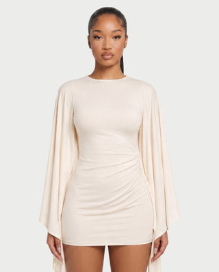 Vestido mini de malla con aberturas y detalle de cadena de JUVIA