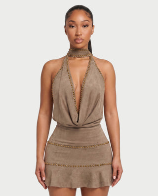 Vestido mini de malla con aberturas y detalle de cadena de JUVIA