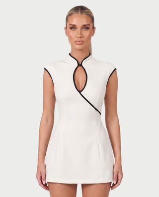 Vestido mini de malla con aberturas y detalle de cadena de JUVIA
