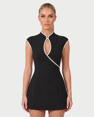 Vestido mini de malla con aberturas y detalle de cadena de JUVIA