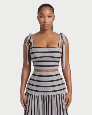 Vestido mini de malla con aberturas y detalle de cadena de JUVIA