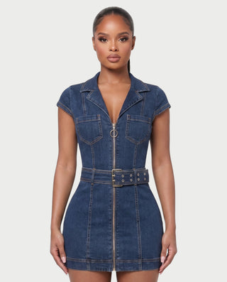 Vestido mini de malla con aberturas y detalle de cadena de JUVIA