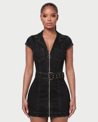 Vestido mini de malla con aberturas y detalle de cadena de JUVIA