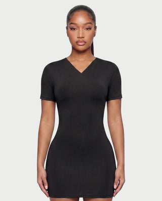 Vestido mini de malla con aberturas y detalle de cadena de JUVIA