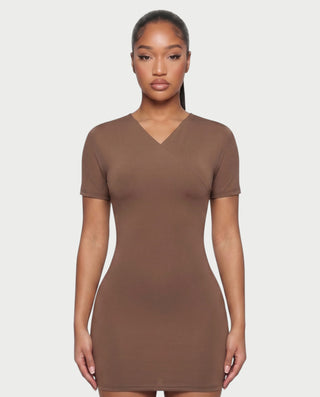 Vestido mini de malla con aberturas y detalle de cadena de JUVIA
