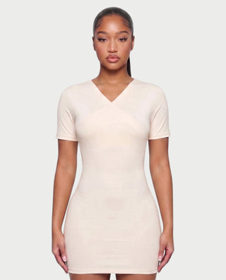 Vestido mini de malla con aberturas y detalle de cadena de JUVIA