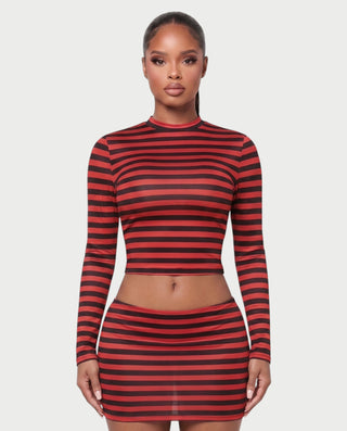 Vestido mini de malla con aberturas y detalle de cadena de JUVIA