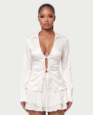 Vestido mini de malla con aberturas y detalle de cadena de JUVIA