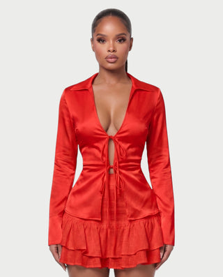 Vestido mini de malla con aberturas y detalle de cadena de JUVIA