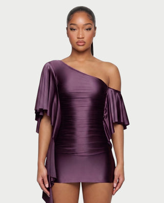 Vestido mini de malla con aberturas y detalle de cadena de JUVIA