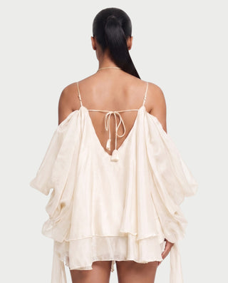 Vestido mini de malla con aberturas y detalle de cadena de JUVIA