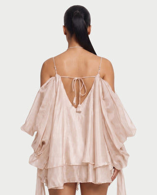 Vestido mini de malla con aberturas y detalle de cadena de JUVIA
